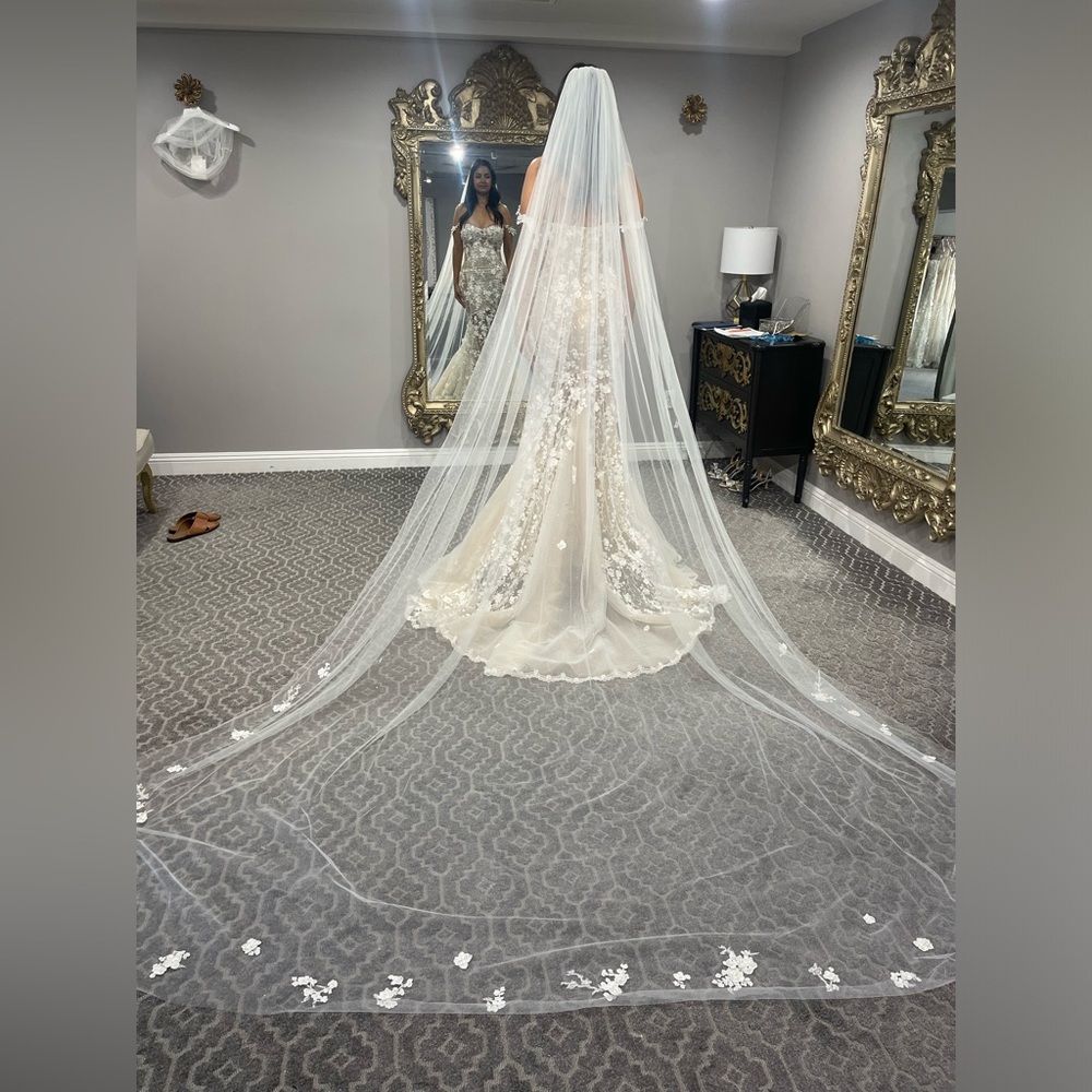 Galia Lahav veil. Matching the Maya wedding gown.